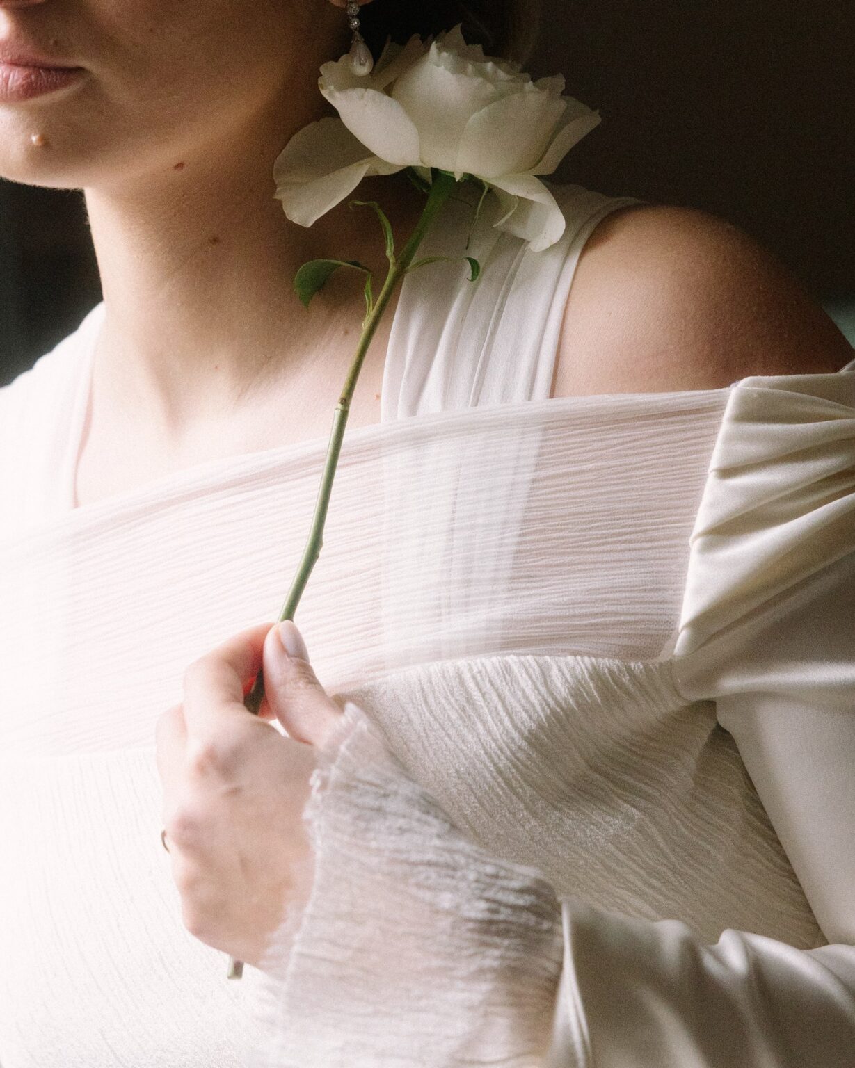 Detalle de la novia con una rosa blanca, boda de Lara y Vicent