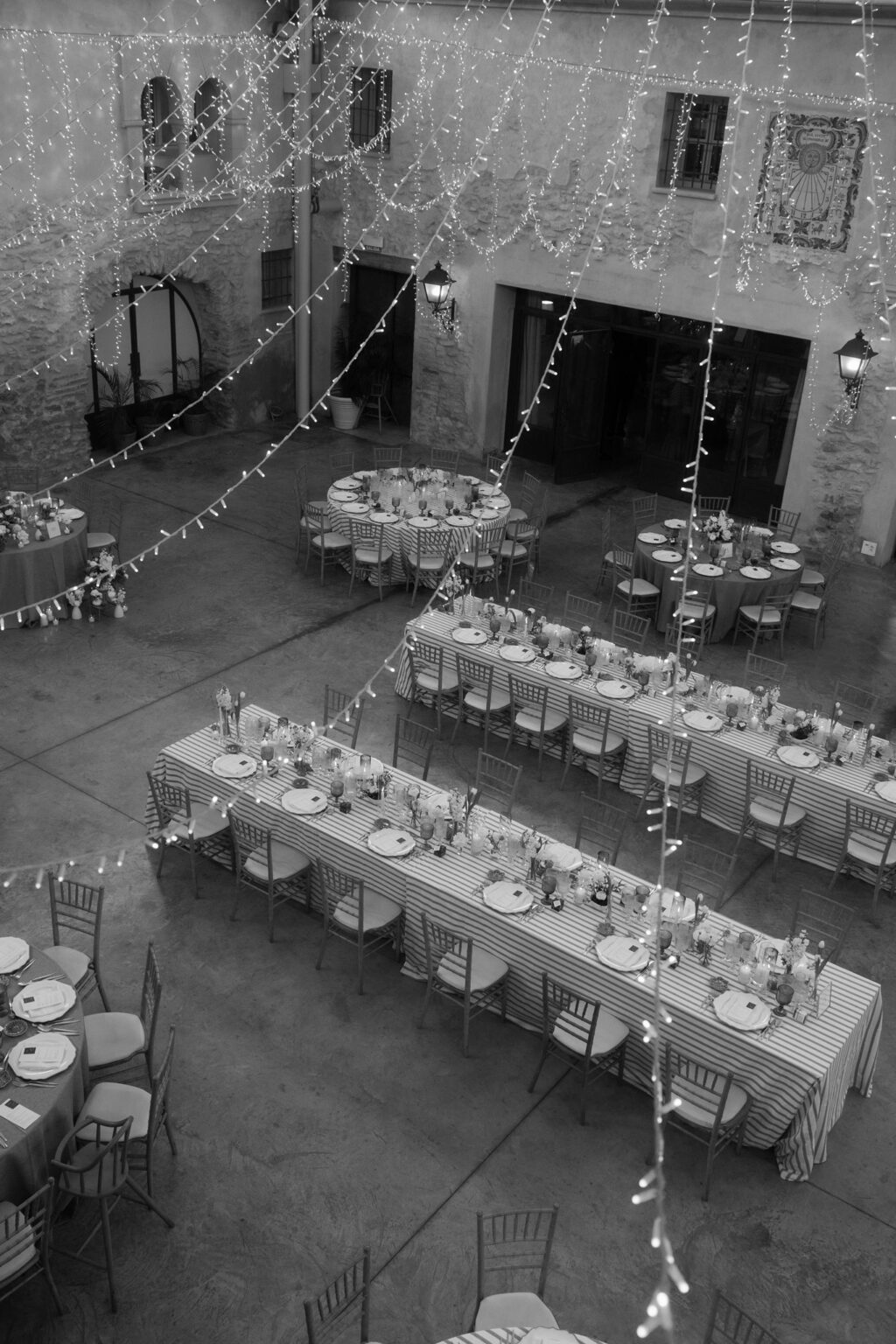 Banquete con guirnaldas de luces en la boda de Lara y Vicent