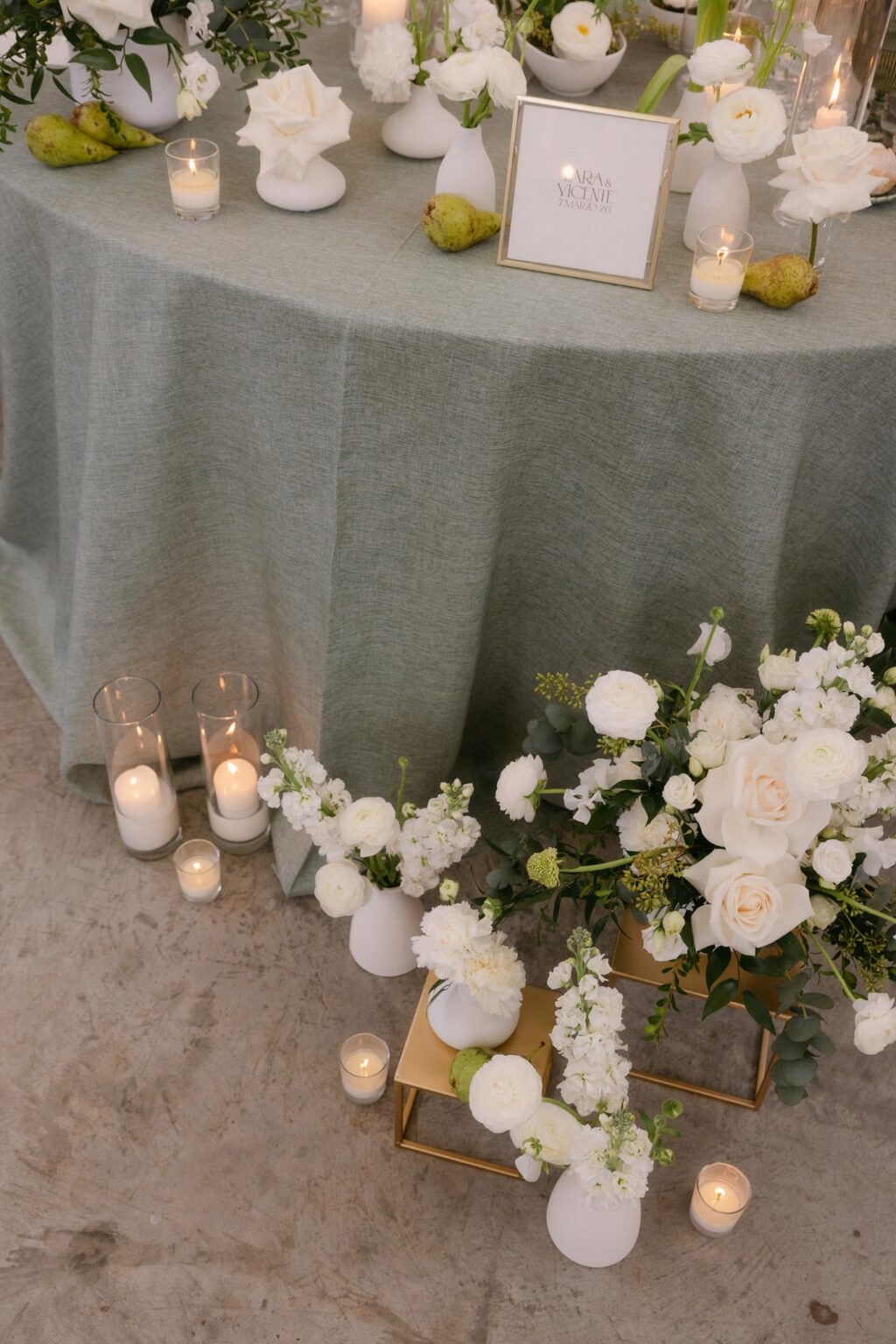 Mesa decorada con flores blancas y velas en la boda de Lara y Vicent