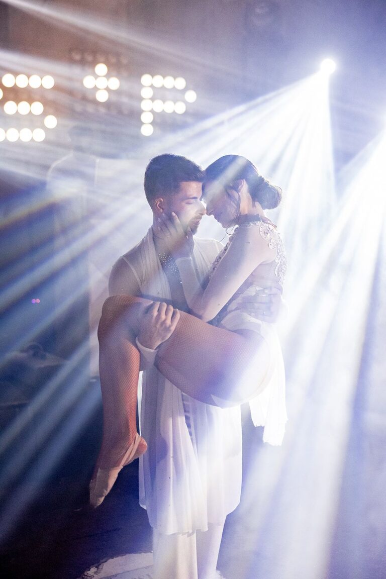 Sofía y Pedro bailando en su boda en Vallesa de Mandor, Valencia